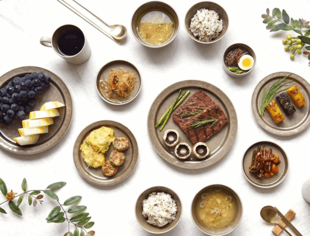 프렐류드 혼밥세트의 완벽한 5p 구성. 밥공기, 국그릇, 메인 접시, 찬기 2종으로 구성되어 어떤 한식도 정갈하게 차릴 수 있다.