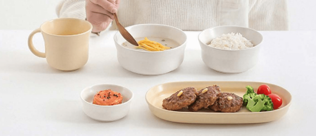 환경호르몬 걱정 없는 친환경 소재 에코젠으로 만든 탁가온 아이 식기. BPA-FREE 젖병 소재로 만들어 안심하고 사용할 수 있다.