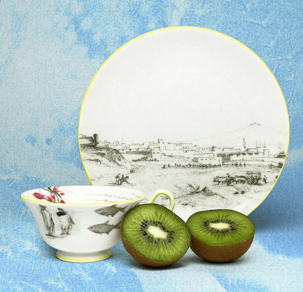 여왕의 도자기라 불리는 웨지우드의 자부심, Made in England 백스탬프. 파인 본차이나 소재의 품질을 증명하는 정품 인증 마크이다.