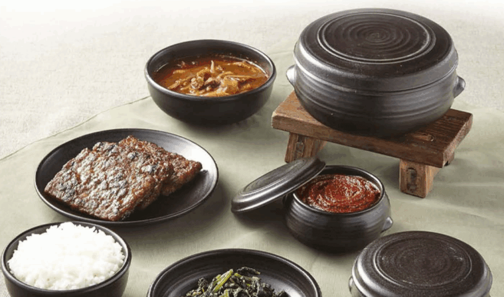 수작업으로 만든 듯한 깊이 있는 질감의 옹기 그릇. 1200도 고온에서 구워내 내구성이 좋으며, 전자레인지 사용이 가능한 실용적인 도자기 식기이다.