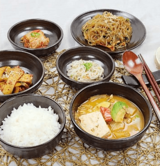 옹기종기 1인 식기세트의 완벽한 9p 구성. 밥, 국, 찬기, 머그, 수저까지 한 번에 해결 가능하며 식기세척기 사용도 가능해 관리가 편하다.