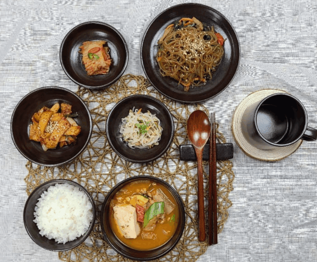 혼밥도 정성스럽게 차려먹는 즐거움을 선사하는 옹기종기 그릇세트. 자취를 시작하는 친구나 자녀를 위한 집들이 선물로도 추천한다.