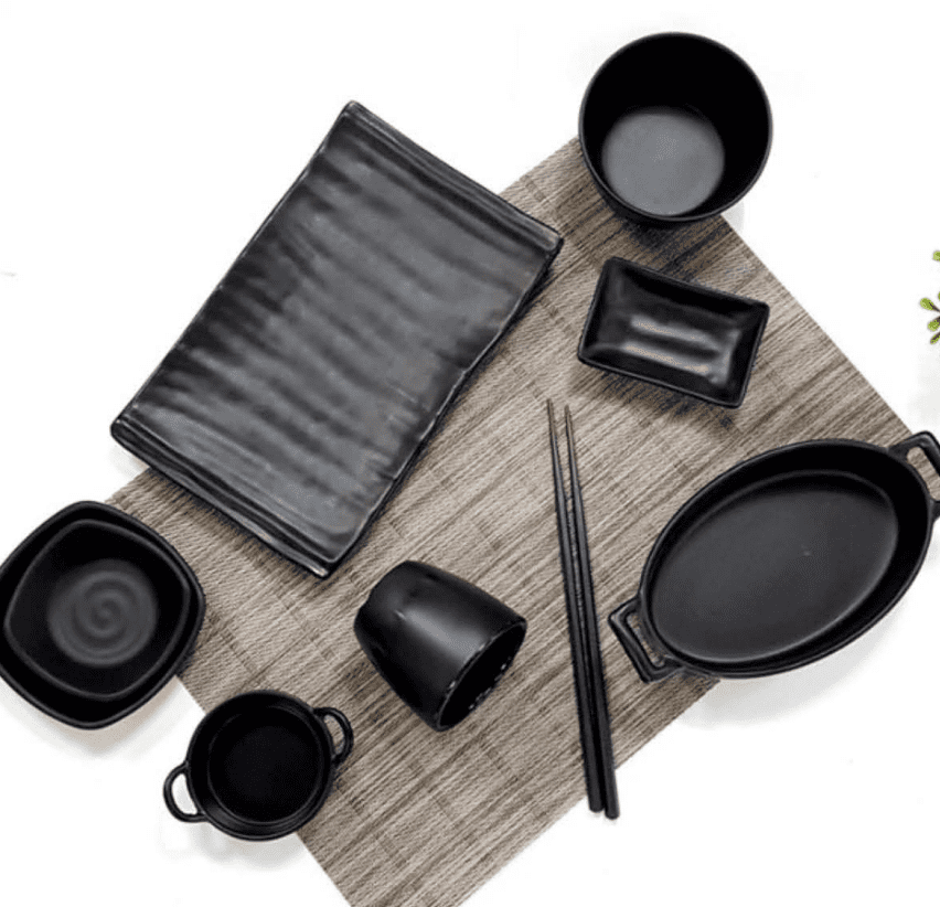 라면, 국수, 덮밥, 샐러드, 팥빙수까지 모두 담을 수 있는 대용량 만능 멜라민 면기. 세련된 무광 블랙 디자인이 어떤 음식을 담아도 잘 어울린다.