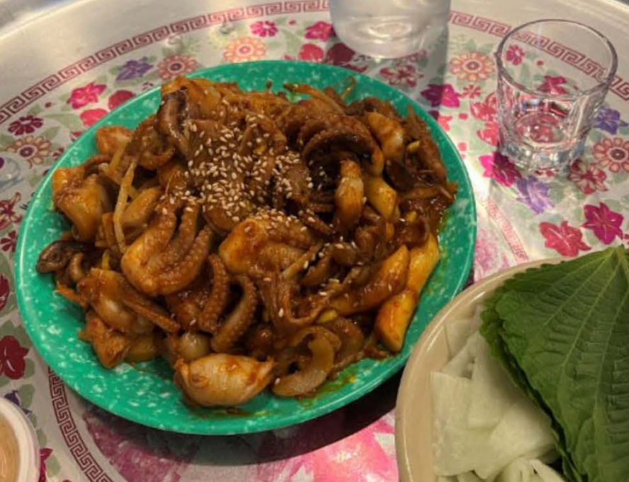 포장마차 떡볶이 그릇에 담긴 떡볶이와 순대, 어묵탕. 레트로 감성의 늘그대 초록색 멜라민 분식접시 세트로 차린 홈포차 상차림.