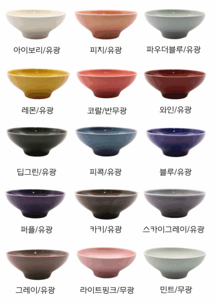 달소금 핸드메이드 요거트볼에 그래놀라와 과일이 담겨있는 모습. 넉넉한 사이즈로 홈카페 디저트 그릇으로 활용하기 좋다.