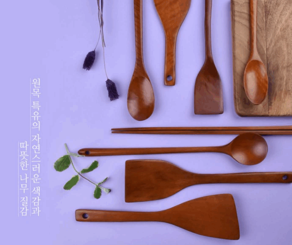 가벼운 나무수저로 요거트를 뜨는 모습. 쇠 긁히는 소리 없이 조용하고, 뜨거운 국물에도 열전도가 없어 안전하다.